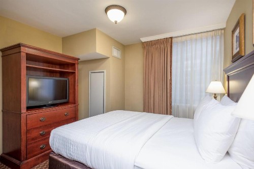 Clarion Collection Hotel Arlington Court Suites - image 16