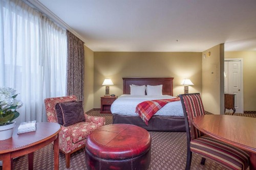 Clarion Collection Hotel Arlington Court Suites - image 17
