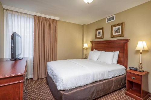 Clarion Collection Hotel Arlington Court Suites - image 19