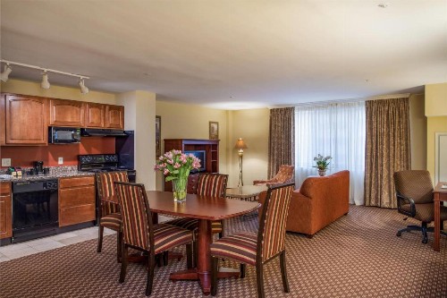Clarion Collection Hotel Arlington Court Suites - image 25