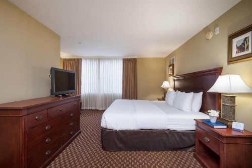 Clarion Collection Hotel Arlington Court Suites - image 26