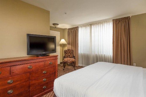 Clarion Collection Hotel Arlington Court Suites - image 27