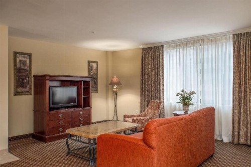 Clarion Collection Hotel Arlington Court Suites - image 36