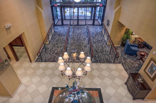Clarion Collection Hotel Arlington Court Suites - image 4