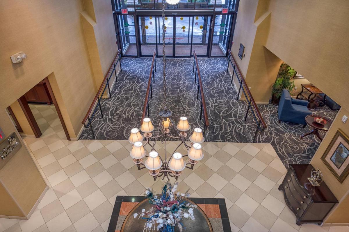 Clarion Collection Hotel Arlington Court Suites - image 4