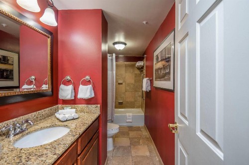 Clarion Collection Hotel Arlington Court Suites - image 40