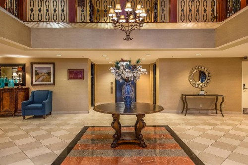 Clarion Collection Hotel Arlington Court Suites - image 6