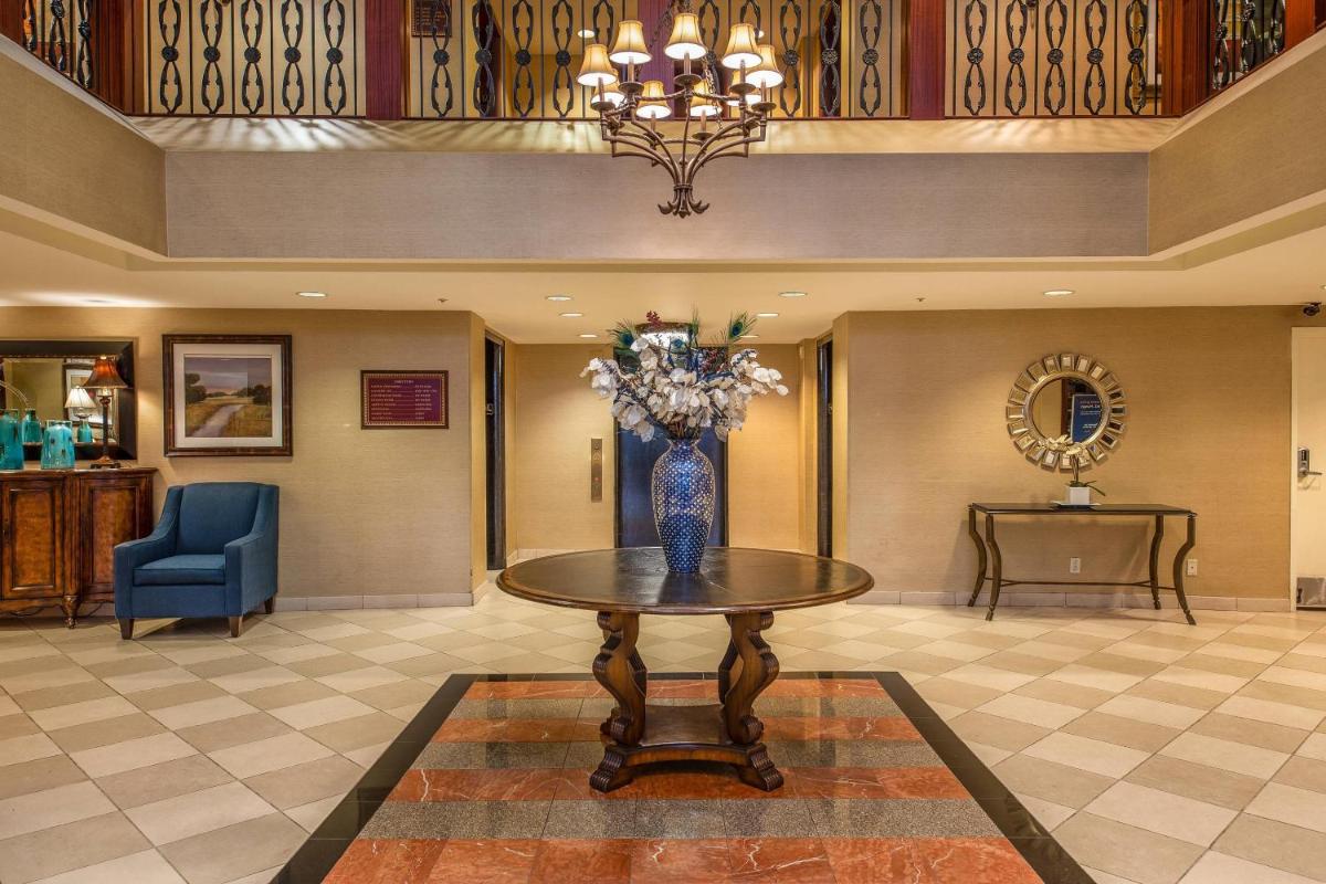 Clarion Collection Hotel Arlington Court Suites - image 6