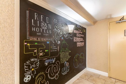 Red Lion Hotel Rosslyn Iwo Jima - image 3