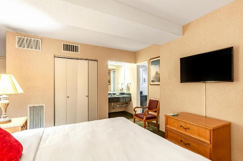 Red Lion Hotel Rosslyn Iwo Jima - image 4