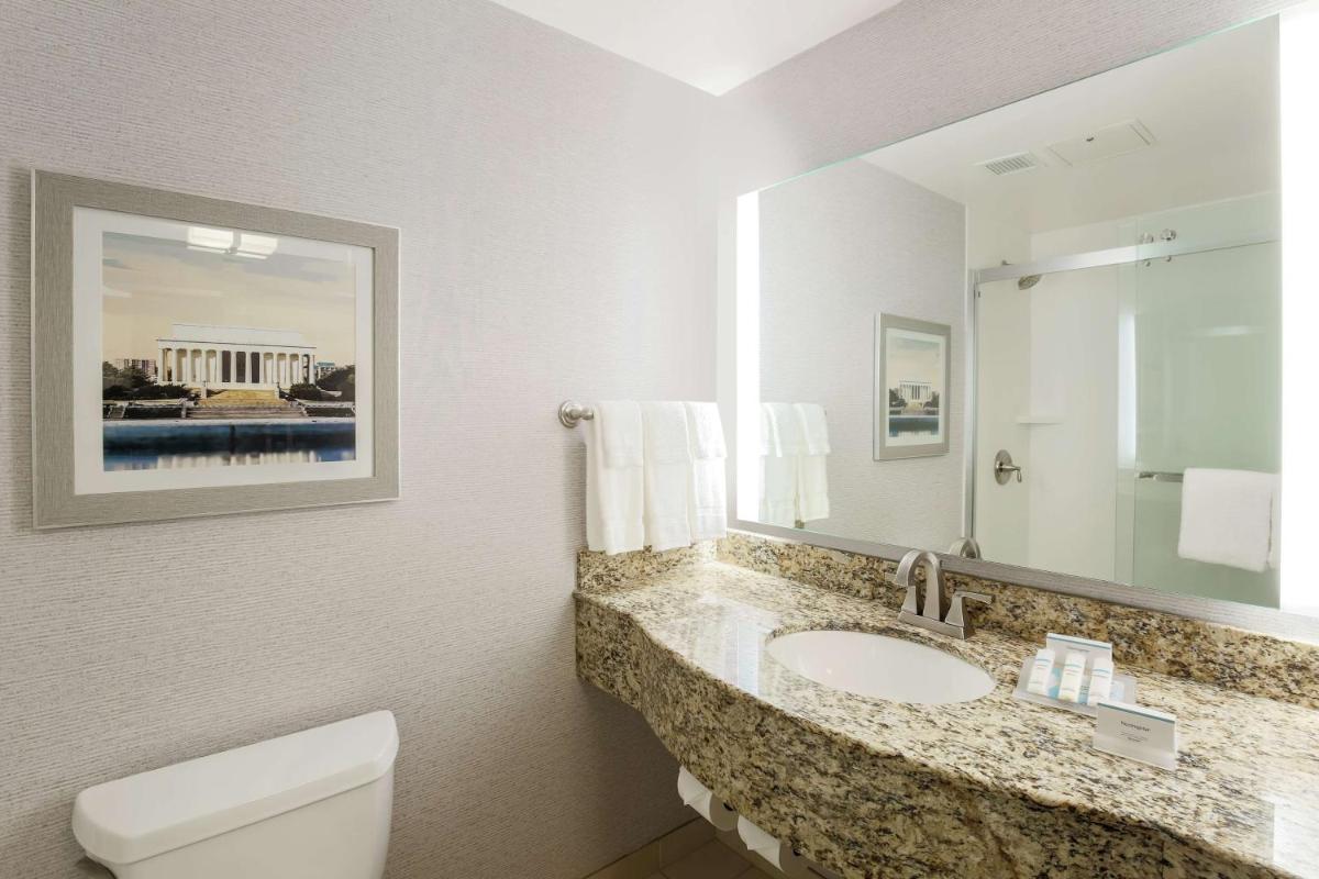 Hilton Garden Inn Shirlington - image 7