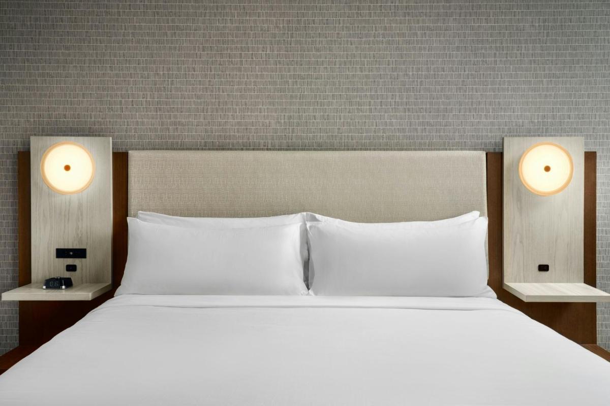Crystal City Marriott at Reagan National Airport - image 3
