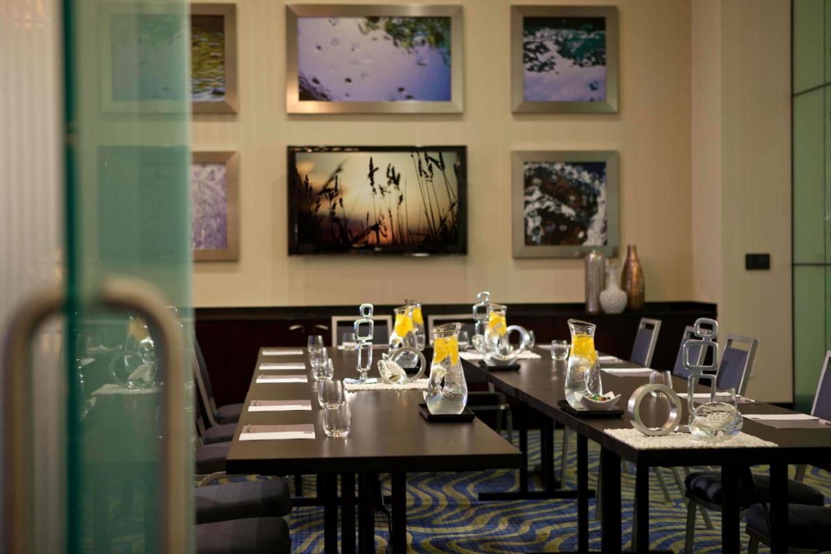 Renaissance Arlington Capital View Hotel - image 3
