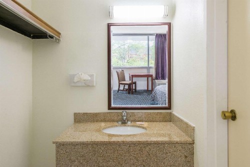 Days Inn by Wyndham Arlington Pentagon - image 5