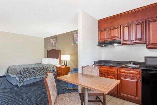 Days Inn by Wyndham Arlington Pentagon - image 7
