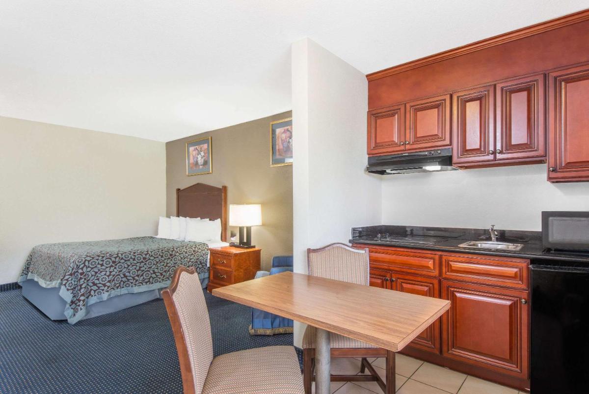 Days Inn by Wyndham Arlington Pentagon - image 7