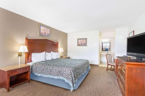 Days Inn by Wyndham Arlington Pentagon - image 8
