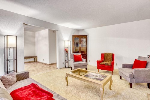 R and R Place - image 11