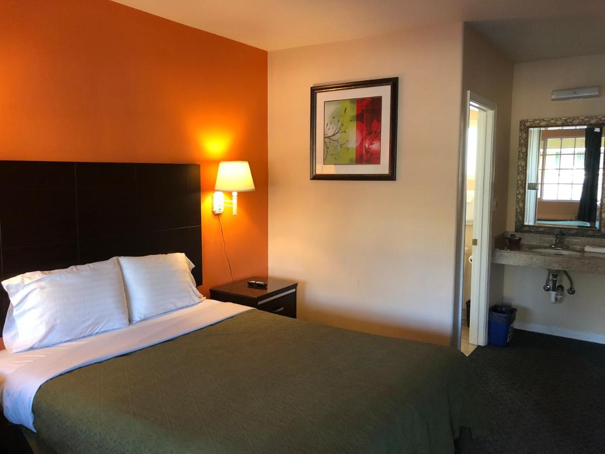 Arroyo Village Inn - image 6