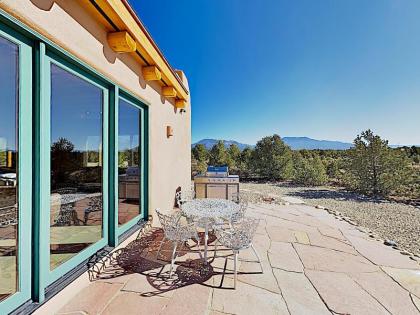 All-New Desert Hideaway: Mountain Views & Hot Tub home