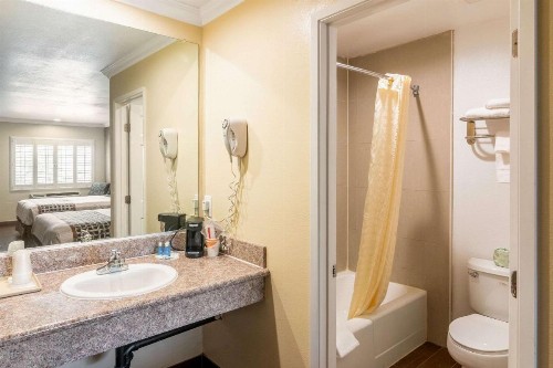 Rodeway Inn Artesia Cerritos - image 18