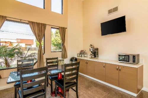 Rodeway Inn Artesia Cerritos - image 2