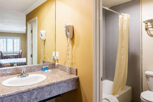 Rodeway Inn Artesia Cerritos - image 27