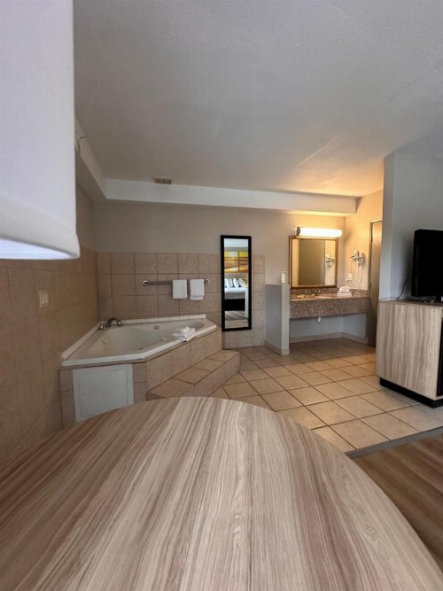 Days Inn & Suites by Wyndham Artesia - image 19