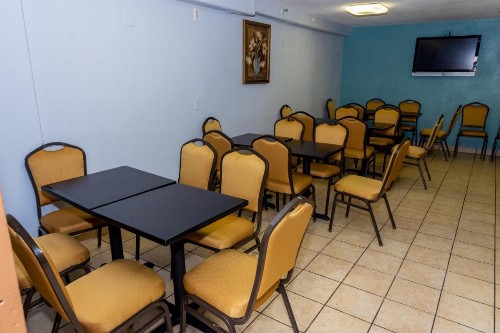Days Inn & Suites by Wyndham Artesia - image 2
