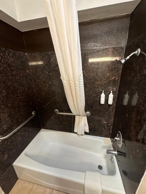 Days Inn & Suites by Wyndham Artesia - image 5