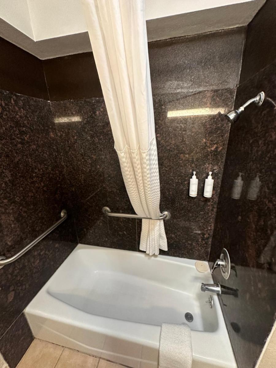 Days Inn & Suites by Wyndham Artesia - image 5