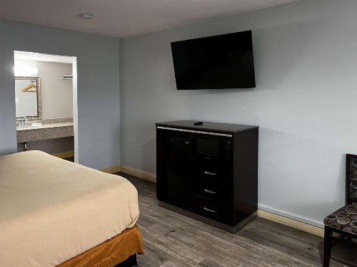 Travelodge by Wyndham Artesia - image 11