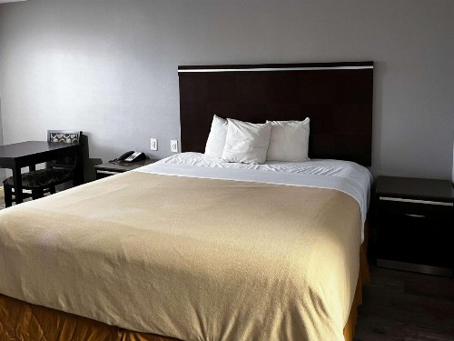 Travelodge by Wyndham Artesia - image 12