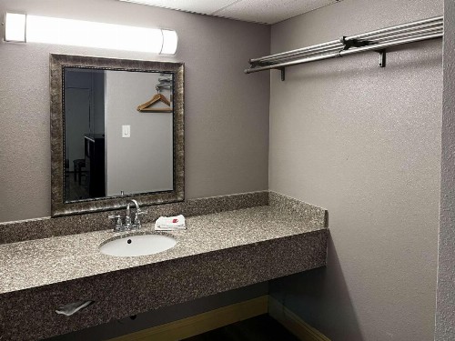 Travelodge by Wyndham Artesia - image 16