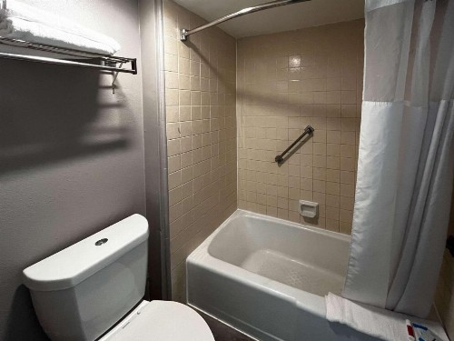 Travelodge by Wyndham Artesia - image 17