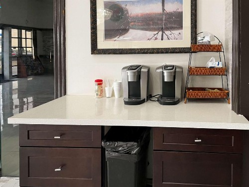Travelodge by Wyndham Artesia - image 2
