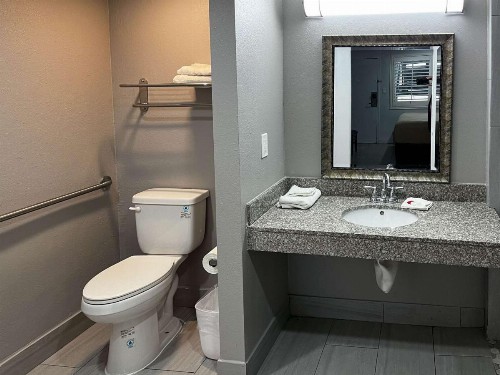Travelodge by Wyndham Artesia - image 22