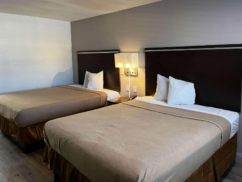 Travelodge by Wyndham Artesia - image 3