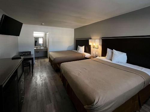 Travelodge by Wyndham Artesia - image 4