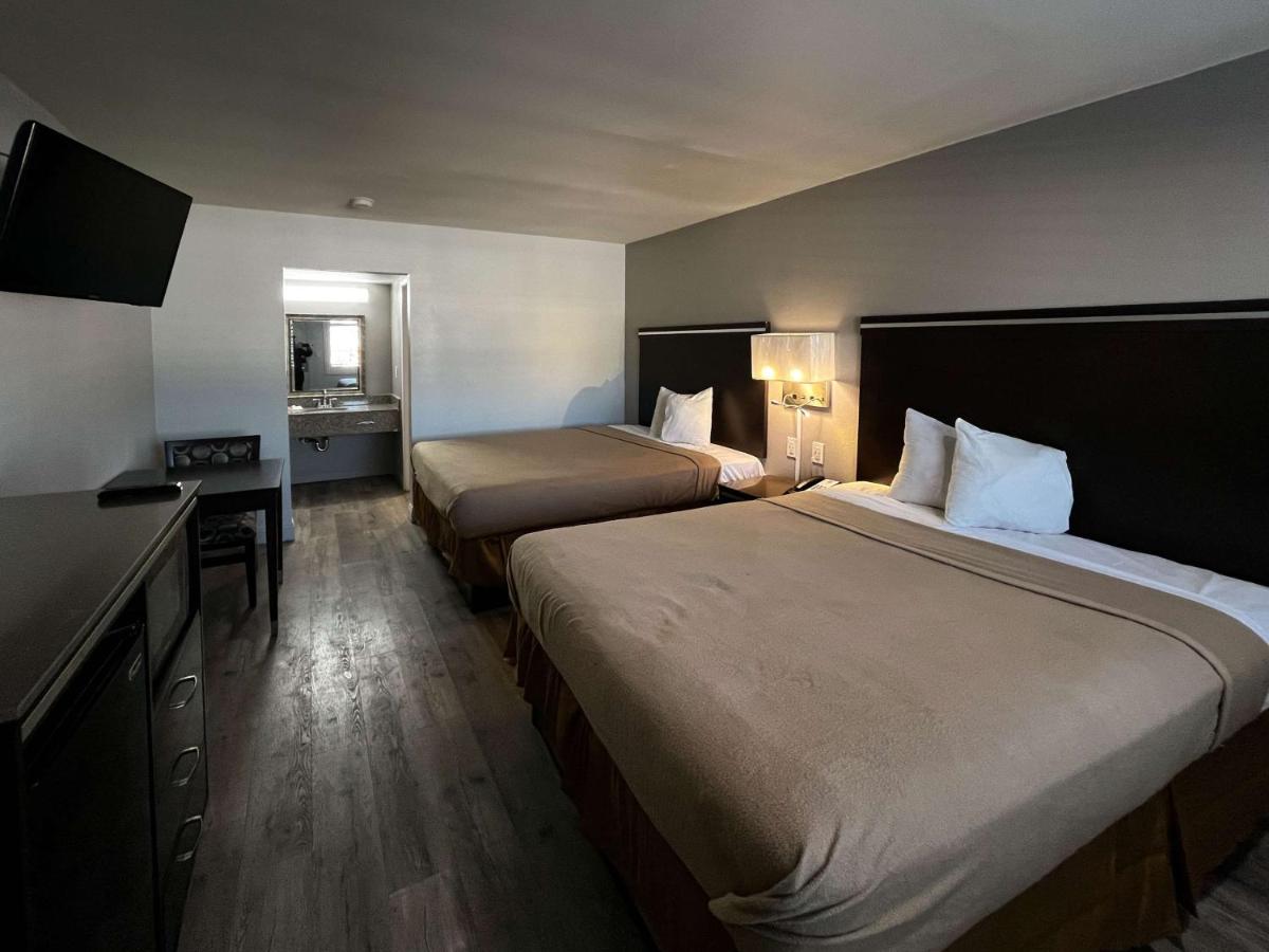 Travelodge by Wyndham Artesia - image 4
