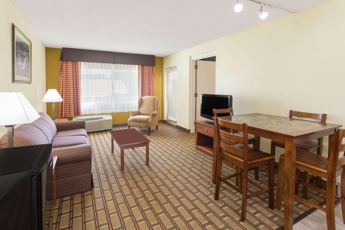 Ramada by Wyndham Asheville Southeast - image 6