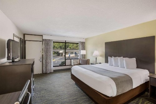 Best Western Asheville Tunnel Road - image 9