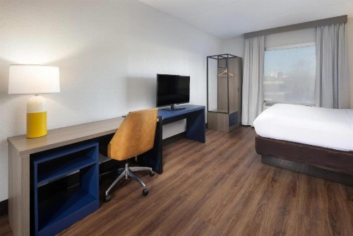 Comfort Suites Outlet Center - image 12
