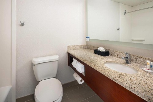 Comfort Suites Outlet Center - image 15