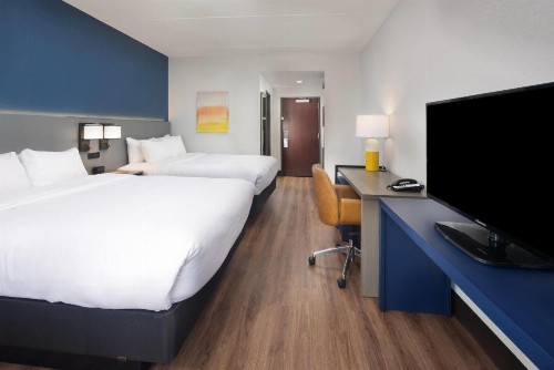 Comfort Suites Outlet Center - image 21