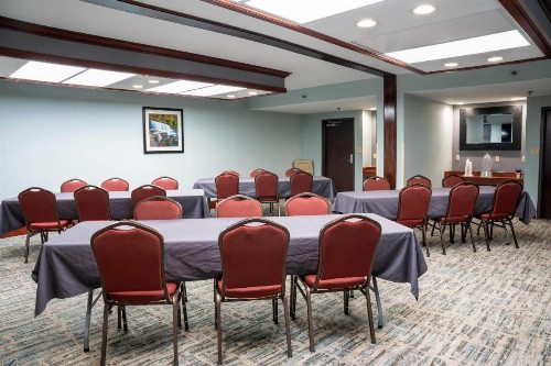 Comfort Suites Outlet Center - image 27