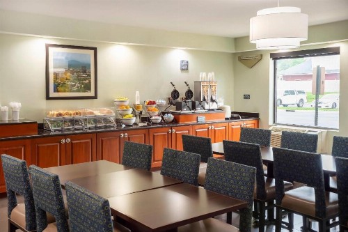 Comfort Suites Outlet Center - image 30