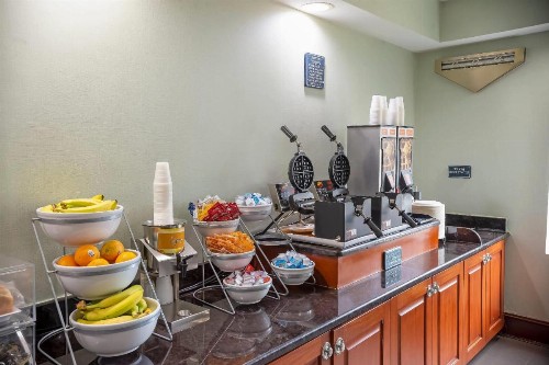 Comfort Suites Outlet Center - image 32