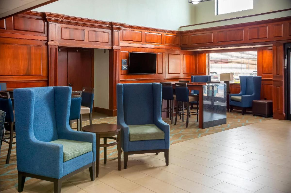 Comfort Suites Outlet Center - image 5
