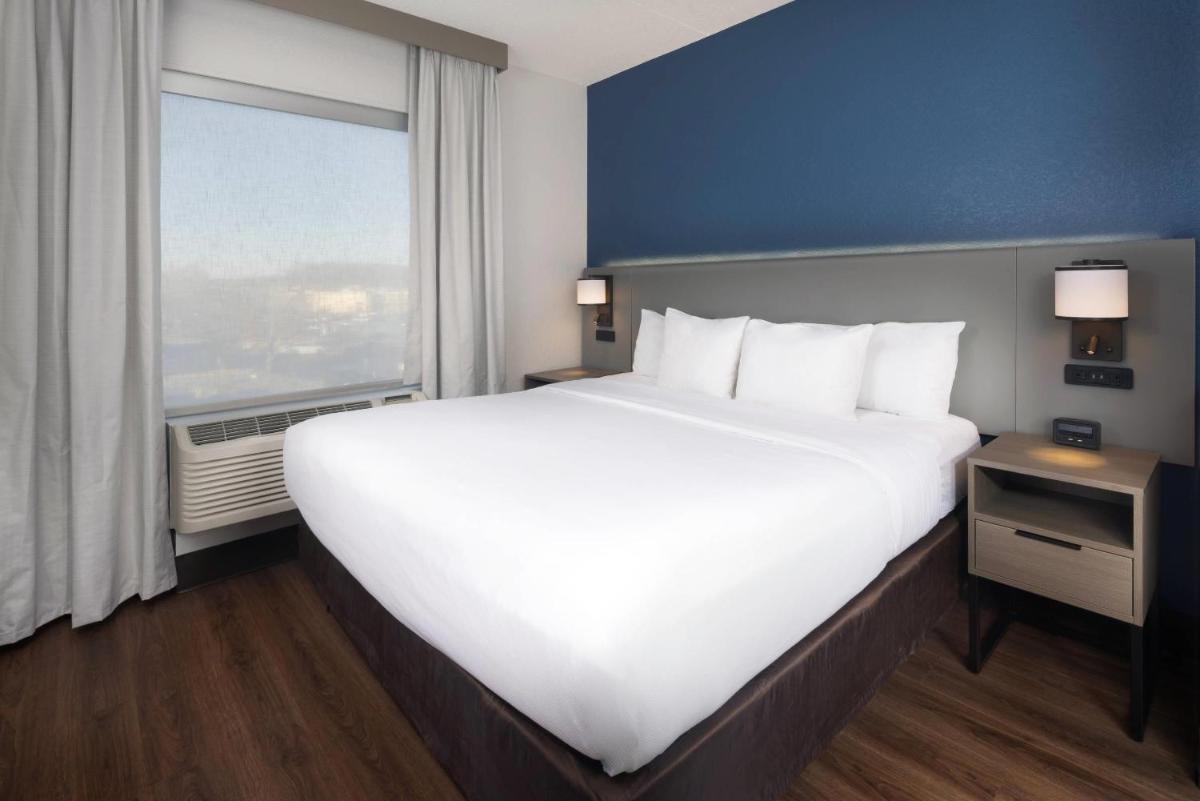 Comfort Suites Outlet Center - image 7